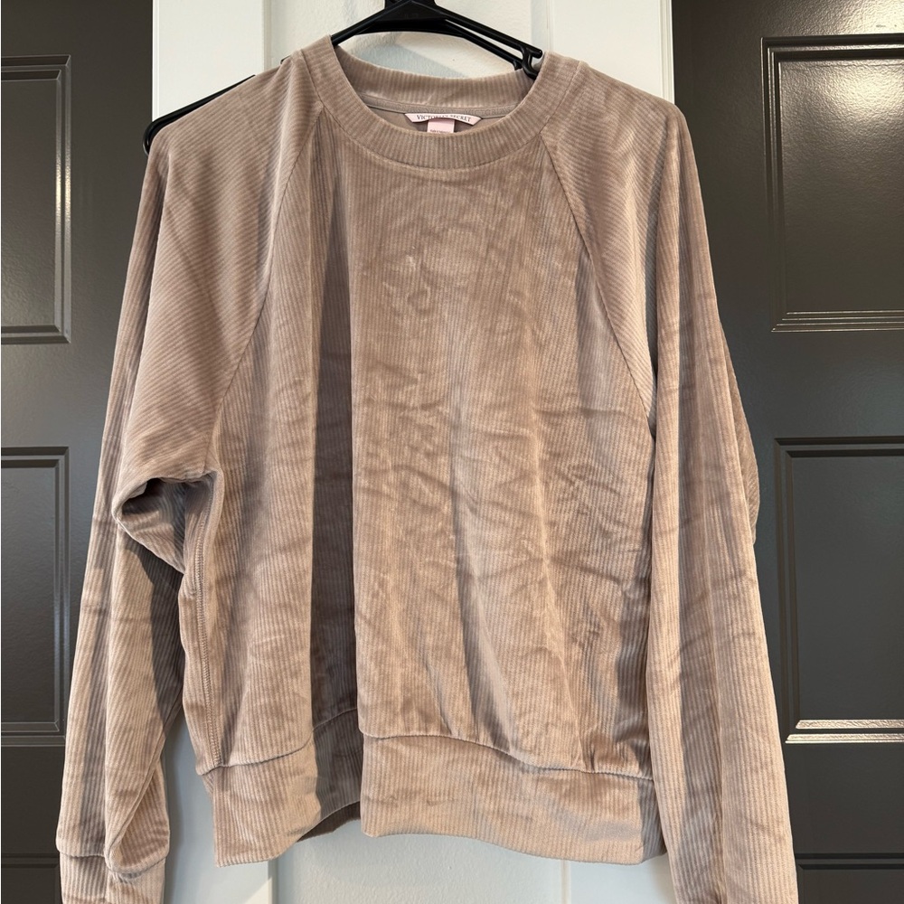 Victoria’s Secret lifestyle top pullover with matching lifestyle BTM pant. Med.